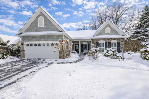 9 Abbotswood Cres, Penfield, NY 14526