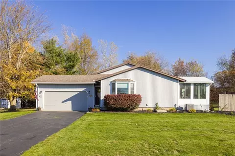 8495 Stringham Dr, Batavia, NY 14020