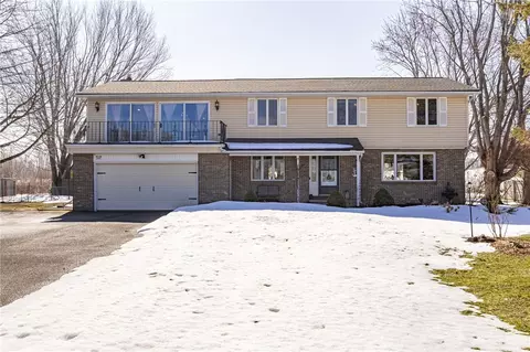 596 Ontario Dr, Ontario, NY 14519