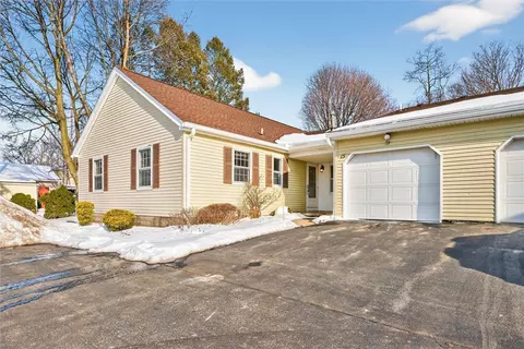 15 Braintree Cres, Penfield, NY 14526