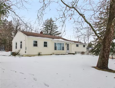 25 Church St, Bloomfield, NY 14469