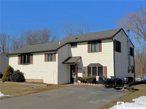 820 Beach Rd, Evans, NY 14006