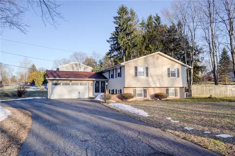 124 Charleswood Dr, Pittsford, NY 14534