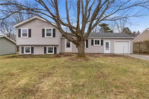 36 Yellowstone Dr, West Henrietta, NY 14586