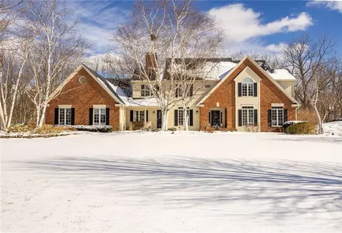 4 Merryhill Ln, Pittsford, NY 14534