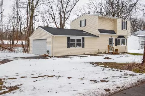64 Clifton St, Manchester, NY 14504