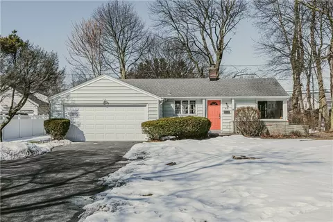 44 Maplehurst Rd, Irondequoit, NY 14617