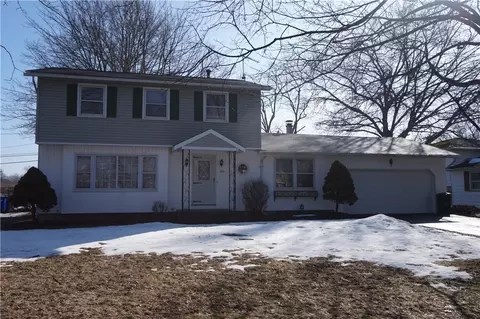 100 Rusty Ln, Greece, NY 14626