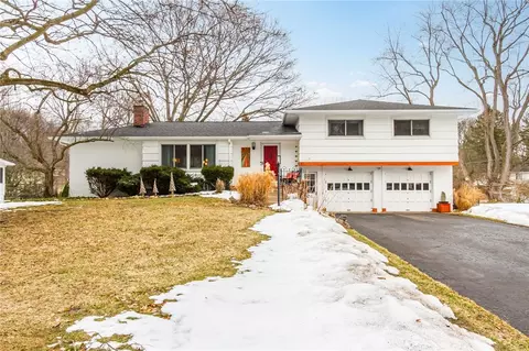 51 Oak Manor Ln, Pittsford, NY 14534
