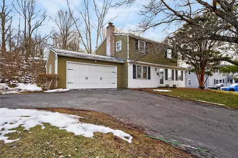 67 Williamsburg Dr, Perinton, NY 14450