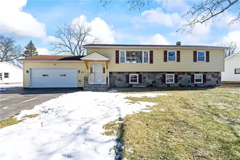 30 Green Acre Ln, Gates, NY 14624