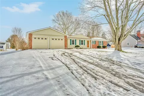 193 Hawthorne Cir, Farmington, NY 14425