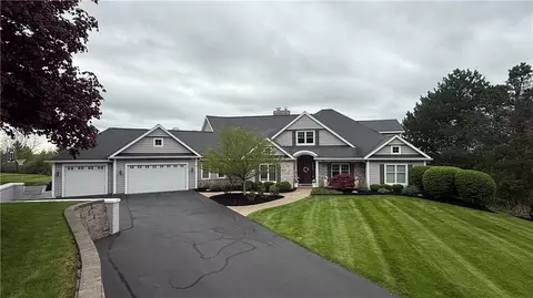 29 Foxboro Ln, Perinton, NY 14450