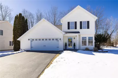 1059 Fawn Wood Dr, Webster, NY 14580
