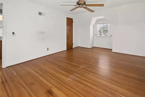 Bedroom - 205 Thorncliffe Dr, Irondequoit, NY 14617 photo 2 of 8