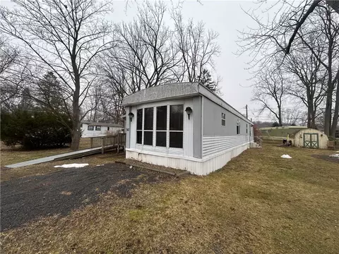307 Dale Dr, Farmington, NY 14425