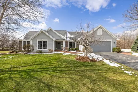 41 Broadmoor Trl, Perinton, NY 14450
