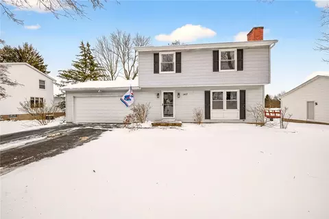 147 S Beacon Hills Dr, Penfield, NY 14526
