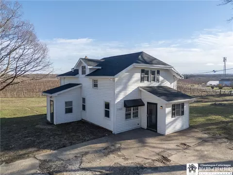 11824 Old Main Rd, Hanover, NY 14136