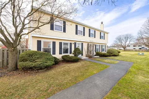 4 Clearfield Dr, Webster, NY 14580