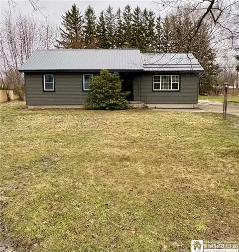 32 Chautauqua St, Pomfret, NY 14063