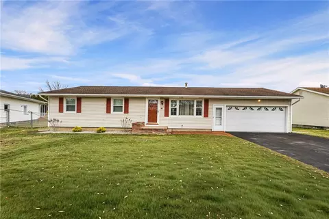 41 Shadywood Dr, Gates, NY 14606