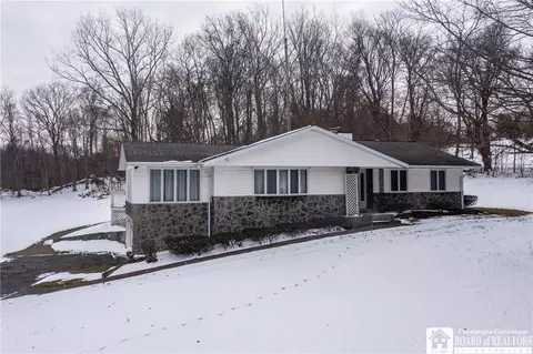 24 Prospect St, Hanover, NY 14062