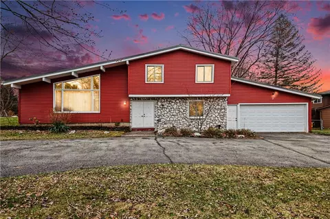 7 Wood Acre Dr, Pittsford, NY 14534