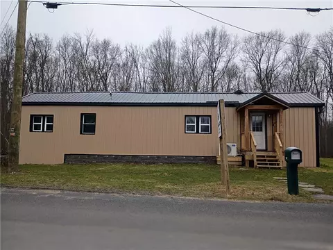 1521 River Rd, Galen, NY 14433