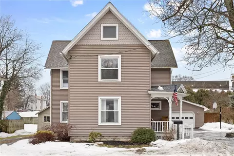 11 Gaylord St, Sodus, NY 14551