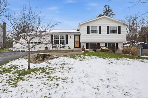 1555 Winterberry Ct, Walworth, NY 14568