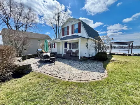 8393 Thrush Rd, Wolcott, NY 14590