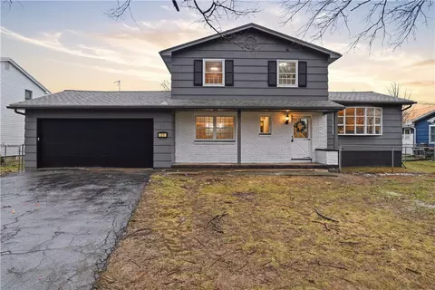 31 Erath Dr, Greece, NY 14626