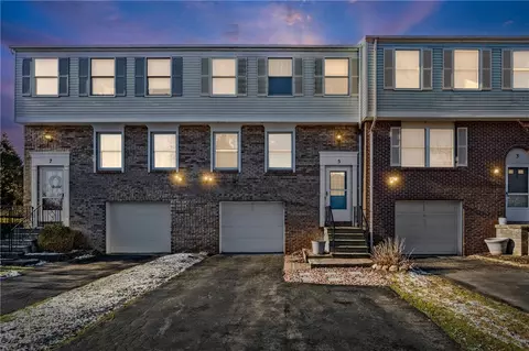 5 Bramblewood Ln, Penfield, NY 14526