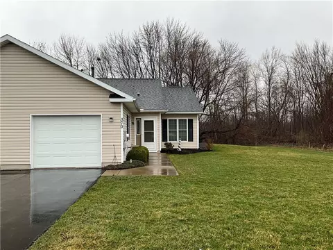 370 Walker Dr, Canandaigua, NY 14424