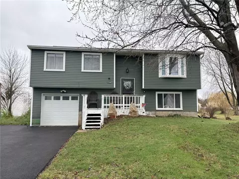 5764 Clover Meadow Ln, Farmington, NY 14425