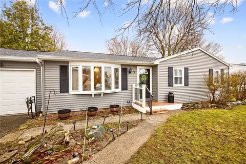 19 Gannett Rd, Farmington, NY 14425