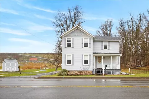 47 Carlton St, Sodus, NY 14551