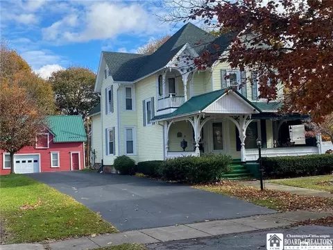 21 Chestnut St, Westfield, NY 14787