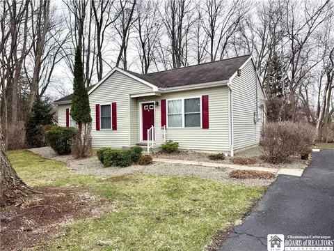 1 Middlesex Dr, Pomfret, NY 14063