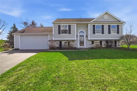 562 Crows Nest Ln, Macedon, NY 14502