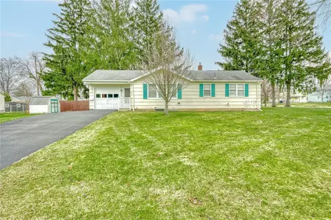36 Fallenson Dr, Greece, NY 14616