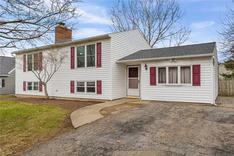 1753 Maplewood Dr, Farmington, NY 14425