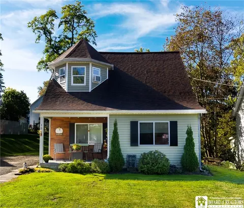 15 Robinson St, Hanover, NY 14136