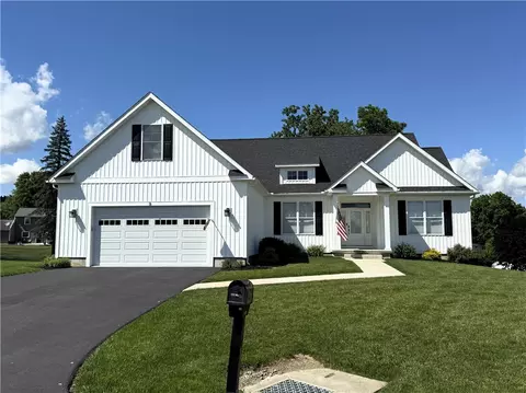 8 Royal Court Ct, Horseheads, NY 14845