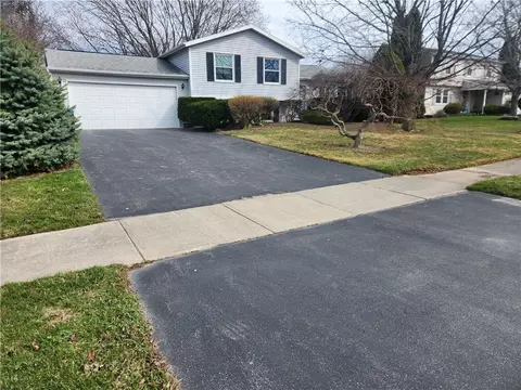 84 Wayfaring Ln, Greece, NY 14612