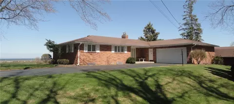 12 Lighthouse Rd, Parma, NY 14468