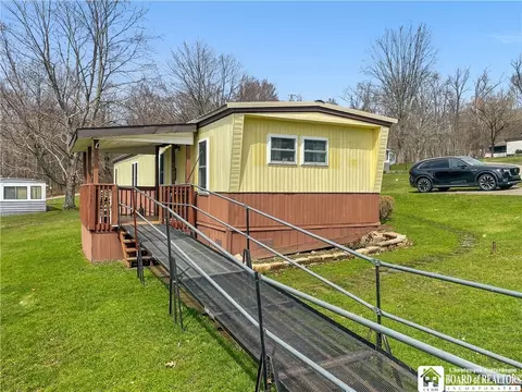 131 Greenhurst Village Dr, Ellery, NY 14701