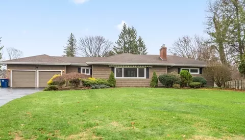 34 Lochnavar Pkwy, Pittsford, NY 14534