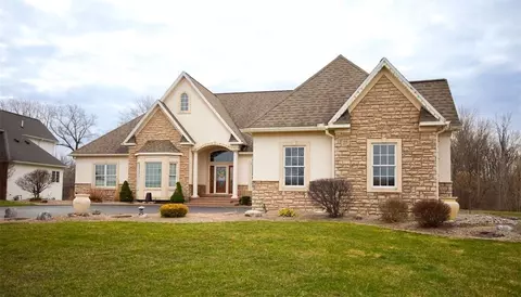 27 Bellaqua Estates Ct, Chili, NY 14624